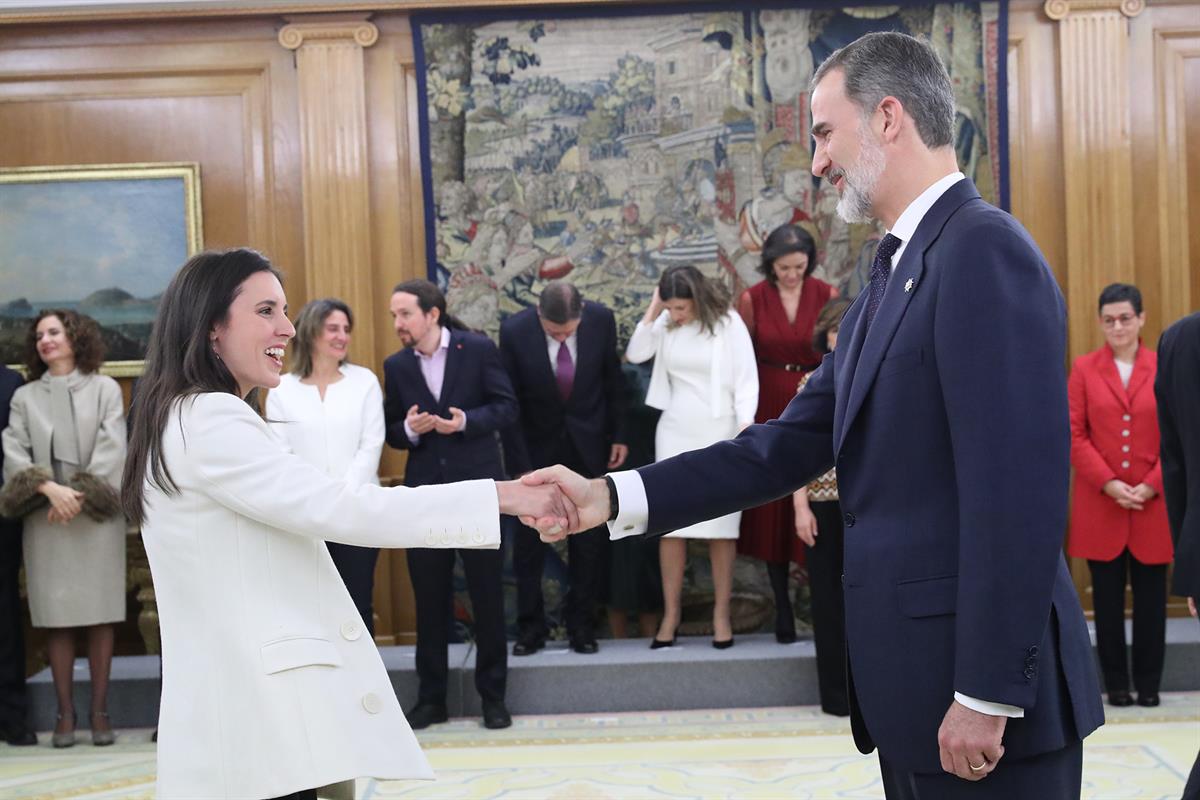 13/01/2020. Toma de posesión del Gobierno presidido por Pedro Sánchez. La ministra de Igualdad, Irene Montero Gil, saluda al rey Felipe VI t...
