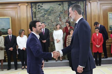 13/01/2020. Toma de posesión del Gobierno presidido por Pedro Sánchez. El ministro de Consumo, Alberto Garzón Espinosa, saluda al rey Felipe...