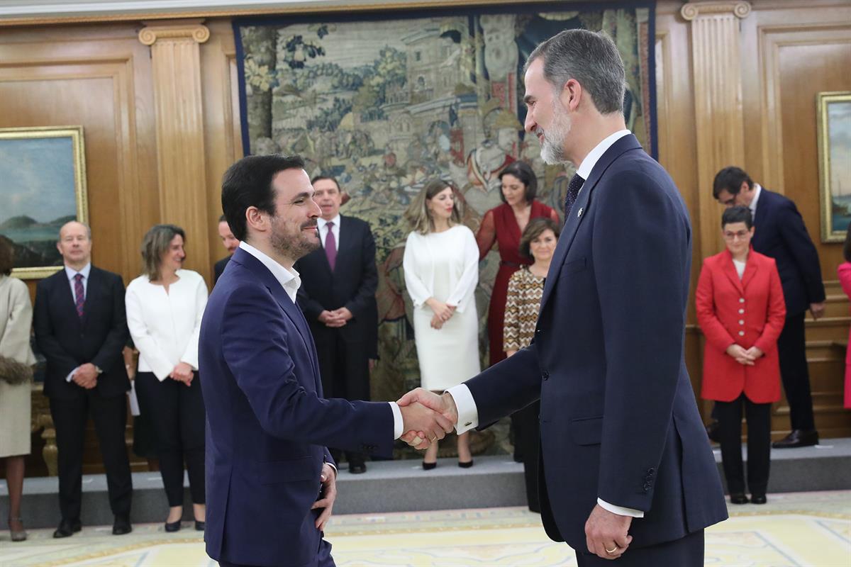 13/01/2020. Toma de posesión del Gobierno presidido por Pedro Sánchez. El ministro de Consumo, Alberto Garzón Espinosa, saluda al rey Felipe...