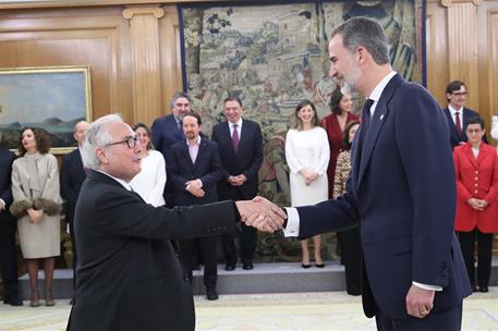 13/01/2020. Toma de posesión del Gobierno presidido por Pedro Sánchez. El ministro de Universidades, Manuel Castells Oliván, saluda al rey F...