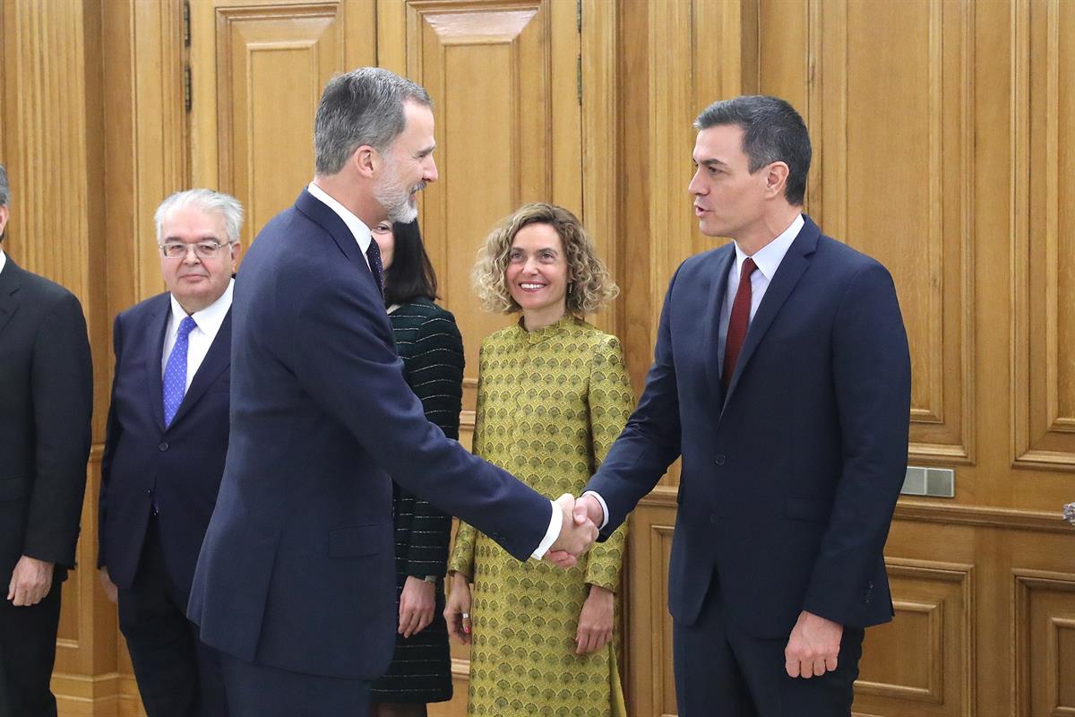 13/01/2020. Toma de posesión del Gobierno presidido por Pedro Sánchez. El presidente del Gobierno, Pedro Sánchez, y el rey Felipe VI se salu...