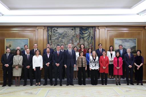 El Rey, junto al presidente del Gobierno y el resto del Ejecutivo, tras el acto de promesa en el Palacio de la Zarzuela
