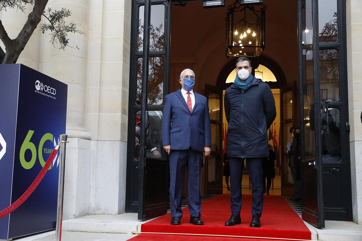 14/12/2020. Viaje del presidente del Gobierno a París. El presidente del Gobierno, Pedro Sánchez, y el secretario general de la Organización...