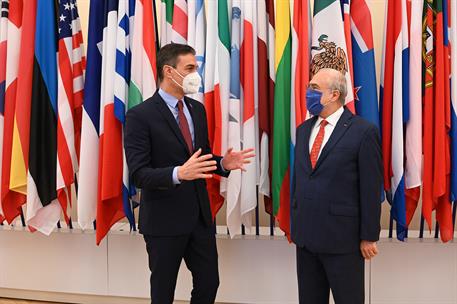 14/12/2020. Viaje del presidente del Gobierno a París. El presidente del Gobierno, Pedro Sánchez, y el secretario general de la Organización...