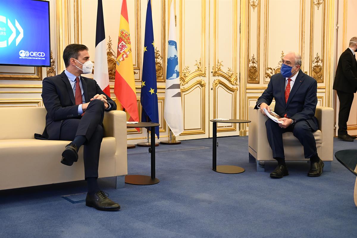 14/12/2020. Viaje del presidente del Gobierno a París. El presidente del Gobierno, Pedro Sánchez, y el secretario general de la Organización...