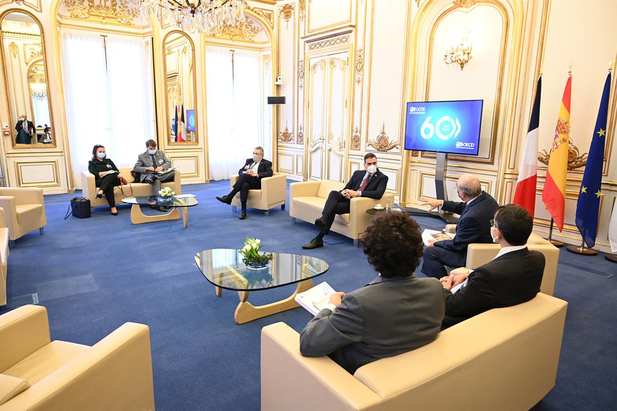 14/12/2020. Viaje del presidente del Gobierno a París. El presidente del Gobierno, Pedro Sánchez, y el secretario general de la Organización...