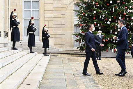 14/12/2020. Sánchez, invitado de Macron en el Elíseo. El presidente del Gobierno, Pedro Sánchez, es recibido por el presidente de la Repúbli...