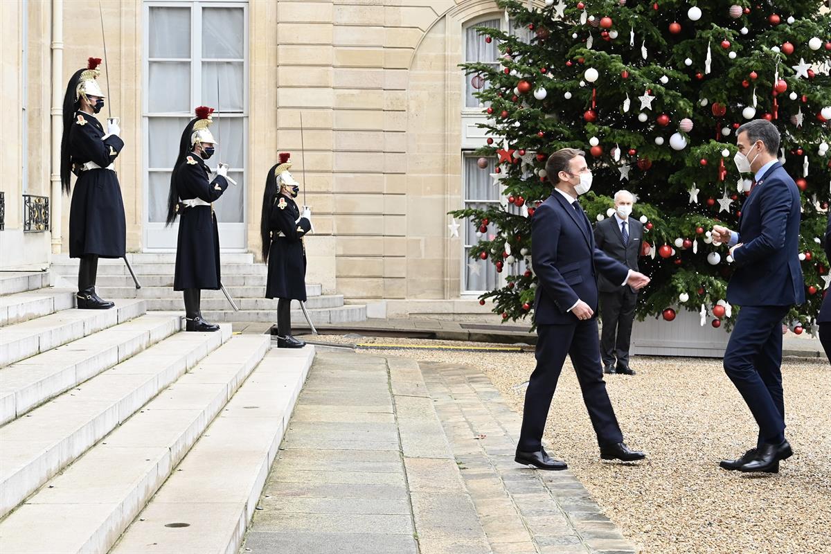 14/12/2020. Sánchez, invitado de Macron en el Elíseo. El presidente del Gobierno, Pedro Sánchez, es recibido por el presidente de la Repúbli...