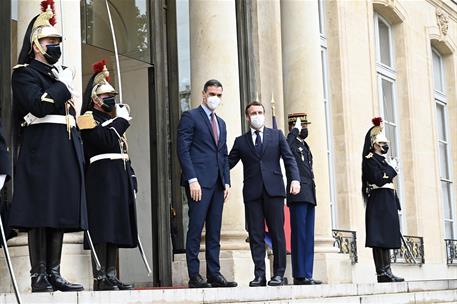 14/12/2020. Sánchez, invitado de Macron en el Elíseo. El presidente del Gobierno, Pedro Sánchez, es recibido por el presidente de la Repúbli...