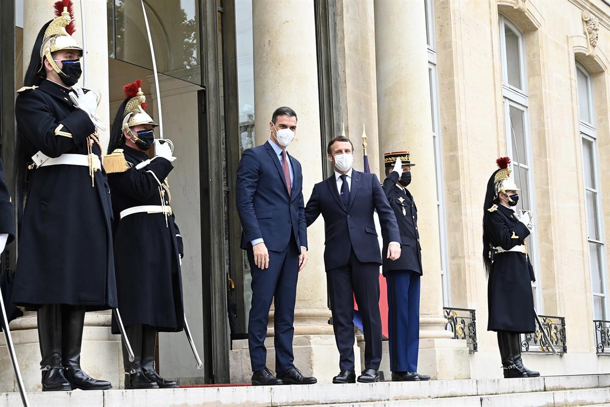14/12/2020. Sánchez, invitado de Macron en el Elíseo. El presidente del Gobierno, Pedro Sánchez, es recibido por el presidente de la Repúbli...