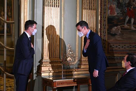 14/12/2020. Pedro Sánchez entrega el premio FEDECOM. El presidente del Gobierno, Pedro Sánchez, saluda al nuevo director general de SEAT Fra...