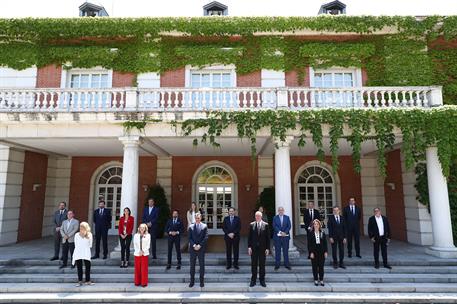 15/06/2020. Pedro Sánchez en la presentación del Plan de Impulso a la cadena de valor de la Industria de la Automoción. Foto de familia del ...