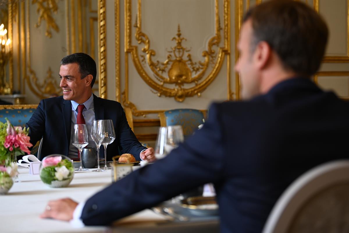 15/07/2020. Pedro Sánchez se reúne con Emmanuel Macron. El presidente del Gobierno, Pedro Sánchez, conversa con el presidente de la Repúblic...