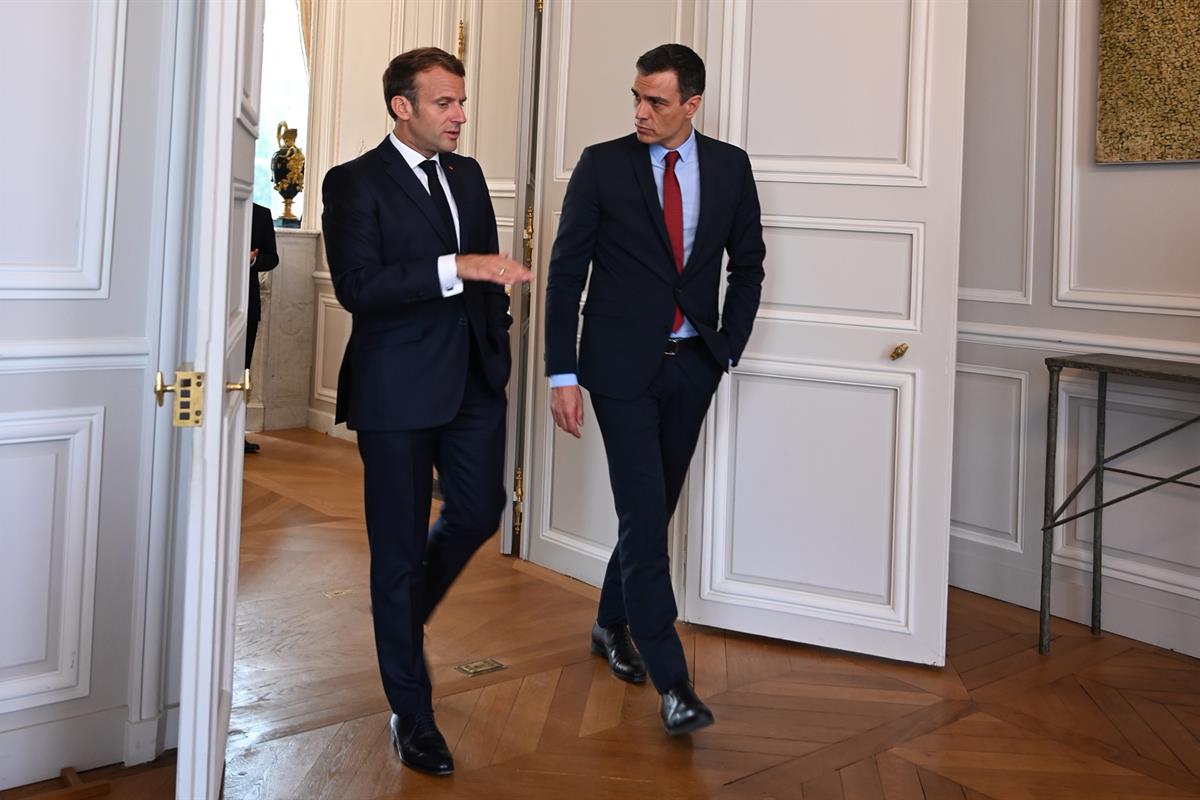 15/07/2020. Pedro Sánchez se reúne con Emmanuel Macron. El presidente del Gobierno, Pedro Sánchez, conversa con el presidente de la Repúblic...