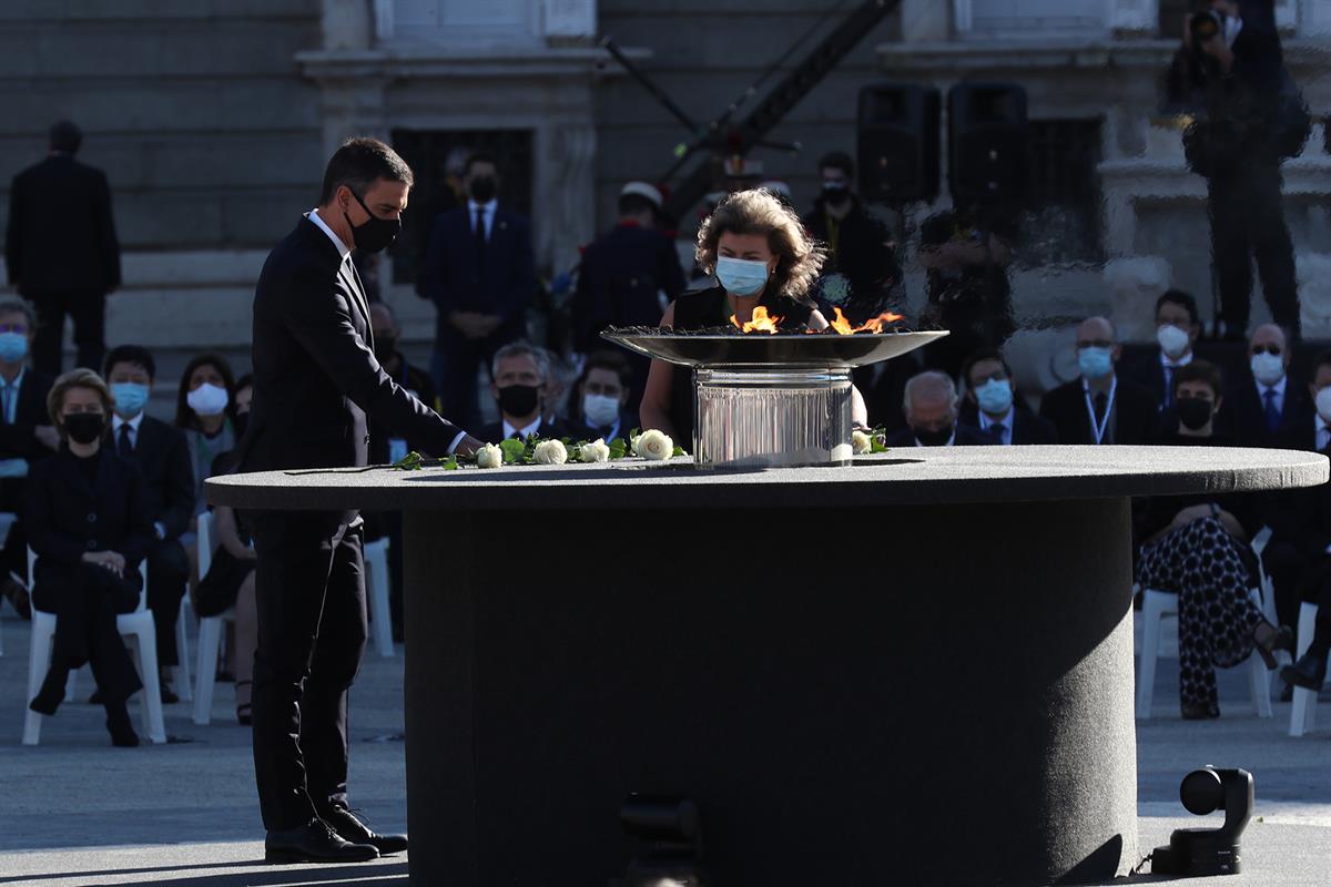 16/07/2020. Homenaje de Estado a las víctimas del COVID-19. Durante la ofrenda floral en memoria de las víctimas del COVID-19, acompañada de...