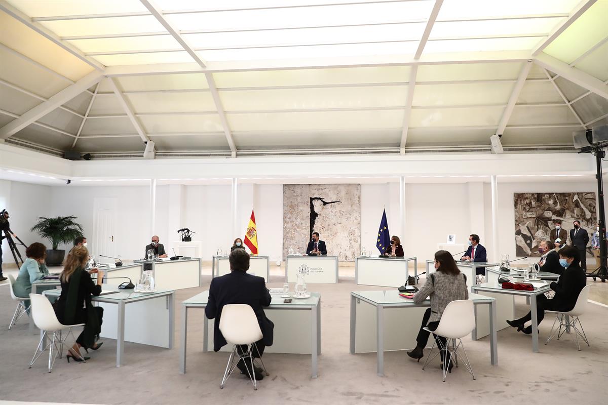 16/11/2020. Sánchez preside la Mesa de Diálogo Social para la Recuperación, la Transformación y la Resiliencia. El jefe del Ejecutivo, Pedro...