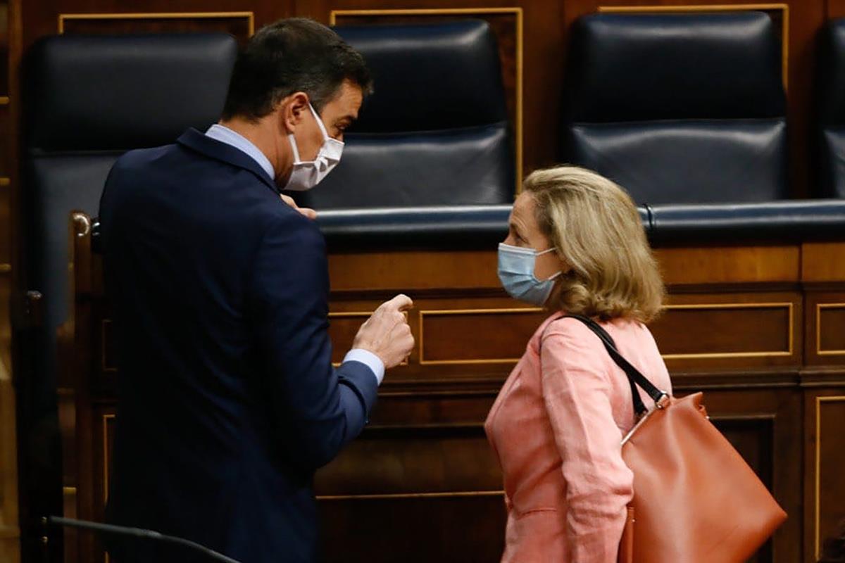 17/06/2020. Pedro Sánchez interviene en la sesión de control en el Congreso. El presidente del Gobierno, Pedro Sánchez, charla con la vicepr...