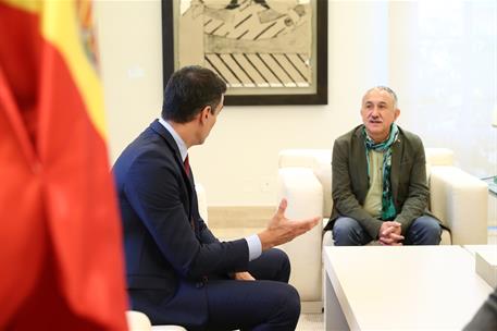 17/06/2020. Pedro Sánchez recibe a UGT y CCOO. El presidente del Gobierno conversa con el secretario general de CCOO, Unai Sordo, durante un...