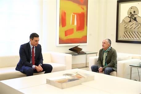 17/06/2020. Pedro Sánchez recibe a UGT y CCOO. El presidente del Gobierno conversa con el secretario general de CCOO, Unai Sordo, durante un...