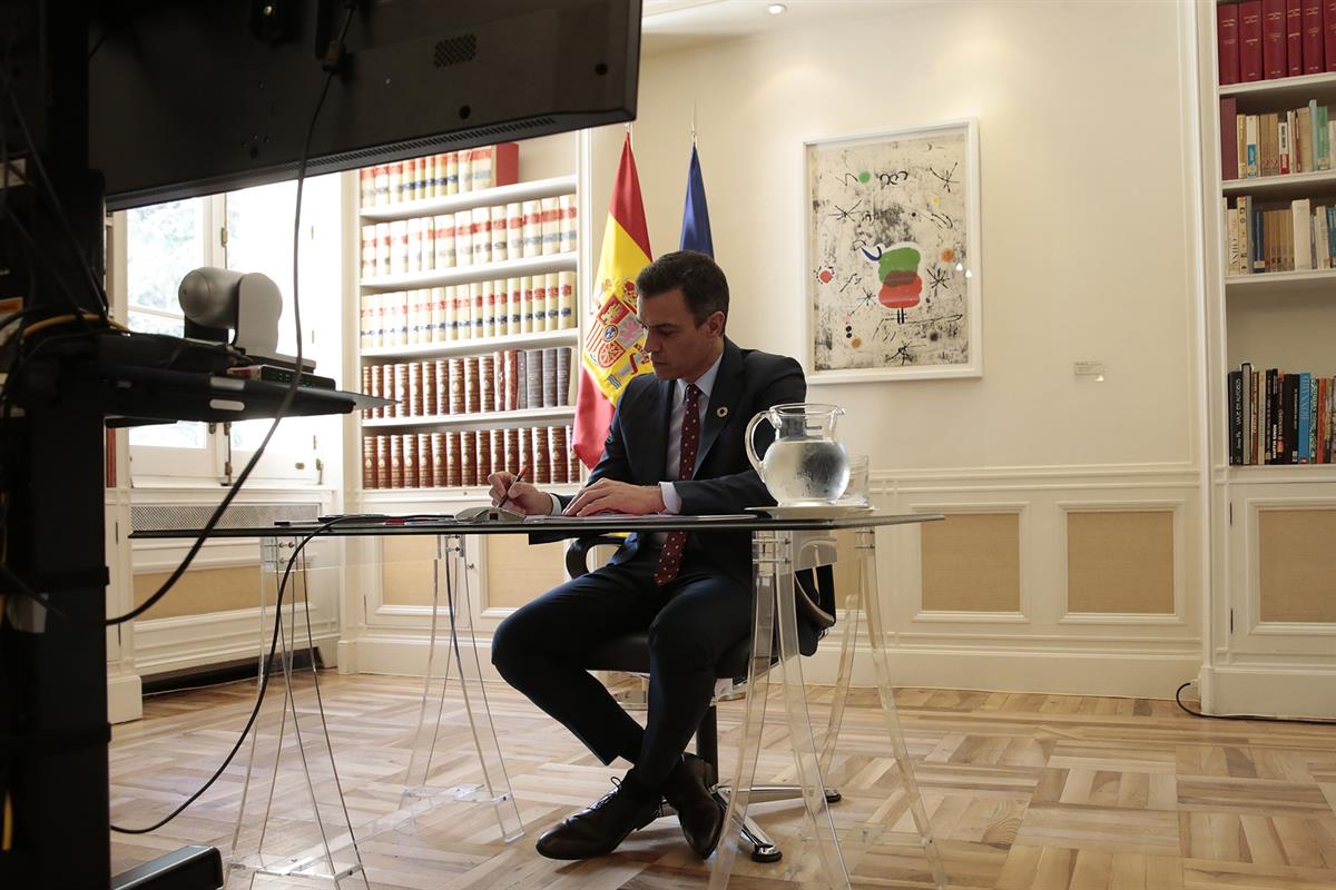 18/06/2020. Sánchez asiste por videoconferencia a una reunión del Partenariado Oriental de la Unión Europea. El presidente del Gobierno, Ped...