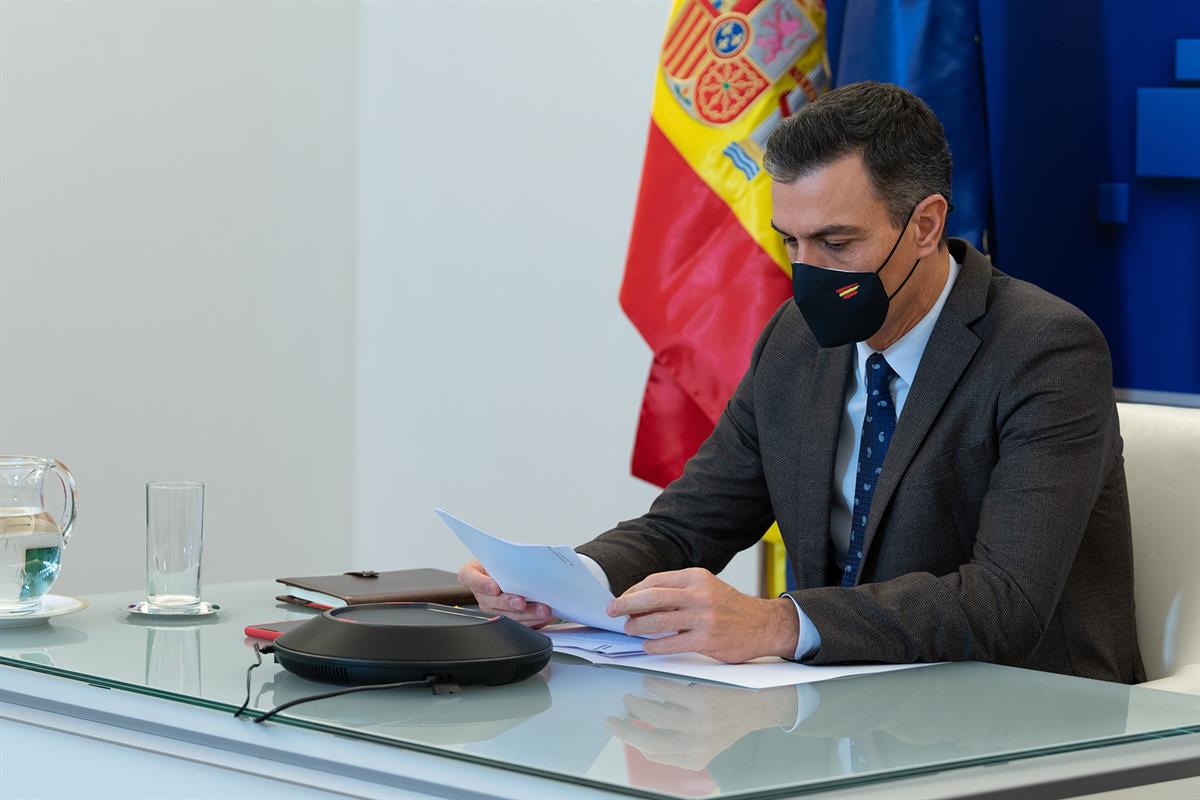 19/11/2020. Pedro Sánchez participa por videoconferencia en la reunión del Consejo Europeo. El presidente del Gobierno, Pedro Sánchez, duran...