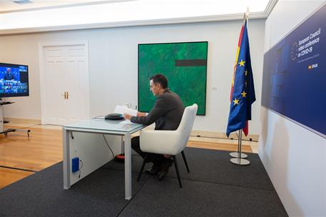 19/11/2020. Pedro Sánchez participa por videoconferencia en la reunión del Consejo Europeo. El presidente del Gobierno, Pedro Sánchez, duran...