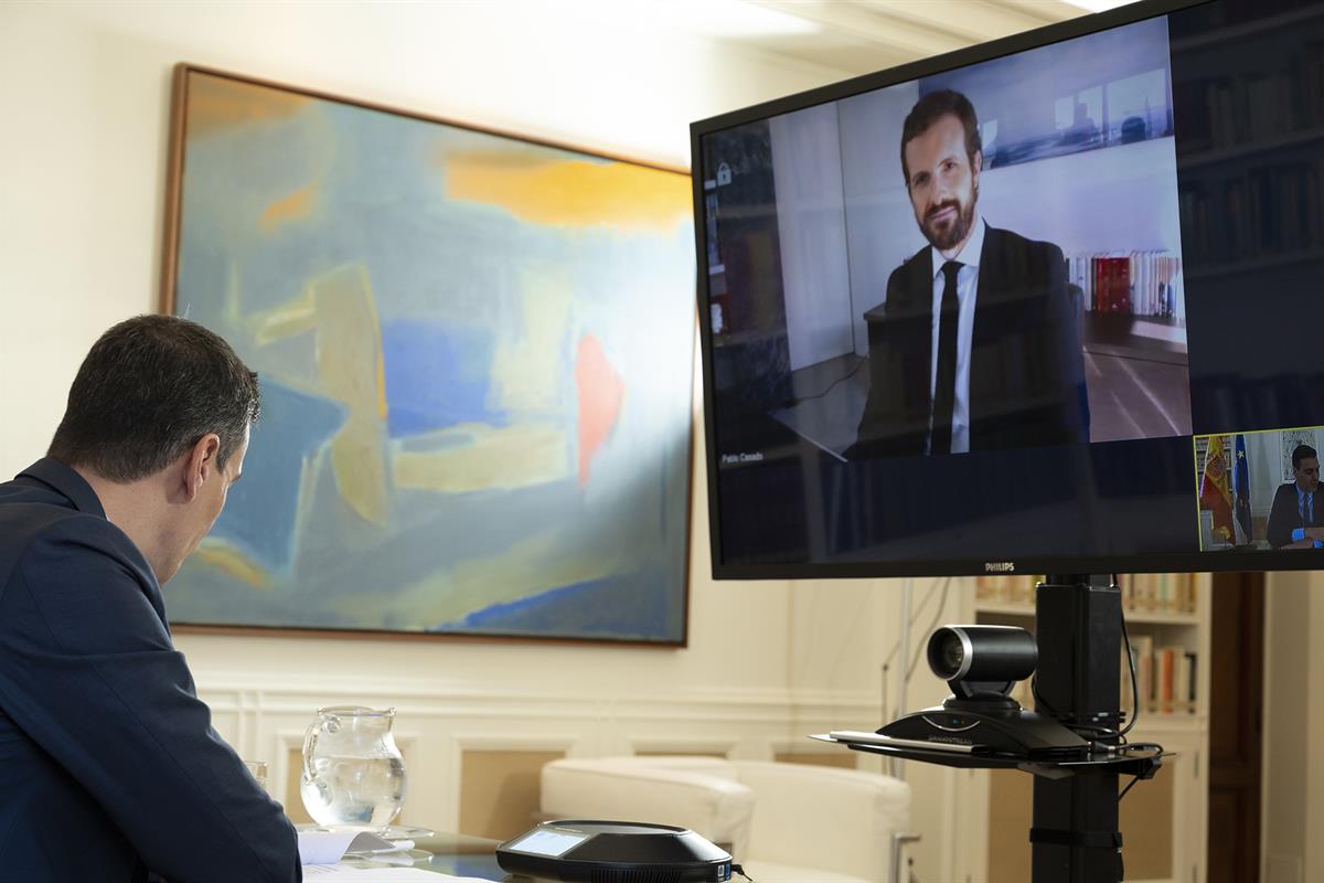 20/04/2020. Videoconferencia del presidente del Gobierno con el presidente del Partido Popular. El presidente del Gobierno, Pedro Sánchez, d...