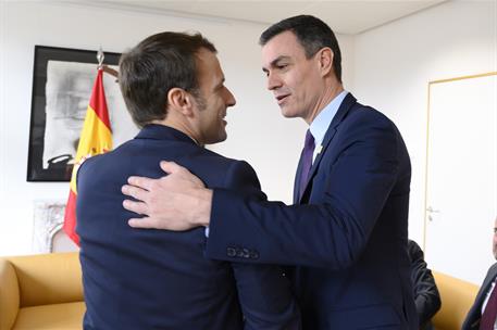 21/02/2020. Pedro Sánchez asiste a la reunión extraordinaria del Consejo Europeo. El presidente del Gobierno, Pedro Sánchez, saluda al presi...