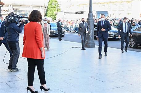 21/09/2020. La presidenta de la Comunidad de Madrid, Isabel Díaz Ayuso, recibe al presidente del Gobierno, Pedro Sánchez, a su llegada a la Real Ca...