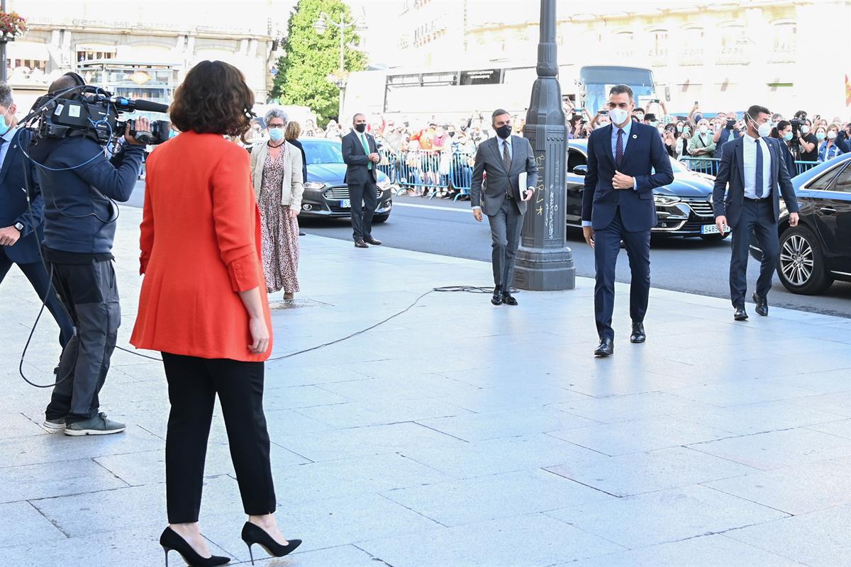 21/09/2020. La presidenta de la Comunidad de Madrid, Isabel Díaz Ayuso, recibe al presidente del Gobierno, Pedro Sánchez, a su llegada a la Real Ca...