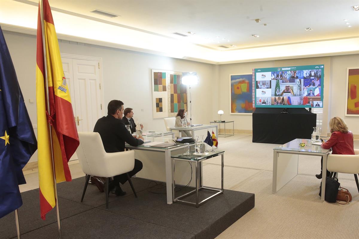 21/11/2020. Pedro Sánchez participa en la Cumbre del G20. El presidente del Gobierno, Pedro Sánchez, junto a la vicepresidenta tercera y min...