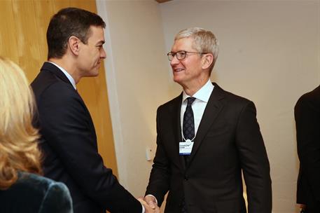 22/01/2020. Pedro Sánchez junto a Tim Cook. El presidente del Gobierno, Pedro Sánchez, y el director ejecutivo de Apple, Tim Cook, durante e...