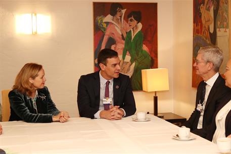 22/01/2020. Pedro Sánchez y Nadia Calviño junto a Tim Cook. El presidente del Gobierno, Pedro Sánchez, junto a la vicepresidenta tercera y m...