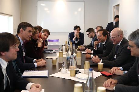 22/01/2020. Reunión con inversores internacionales en Davos. El presidente del Gobierno, Pedro Sánchez y las vicepresidentas del Gobierno te...