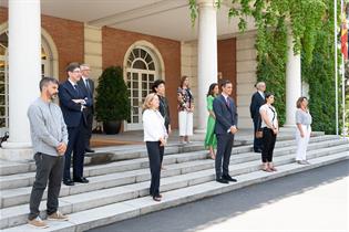 Pedro Sánchez junto a los asistentes a la presentación del plan