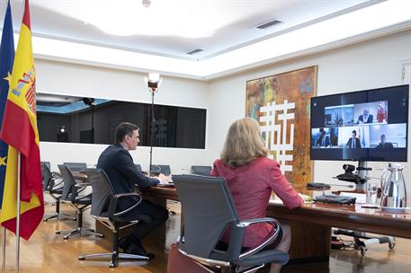 23/04/2020. Sánchez se reúne por videoconferencia con los agentes sociales. El presidente del Gobierno, Pedro Sánchez, y la vicepresidenta t...
