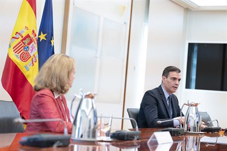 23/04/2020. Sánchez se reúne por videoconferencia con los agentes sociales. El presidente del Gobierno, Pedro Sánchez, y la vicepresidenta t...