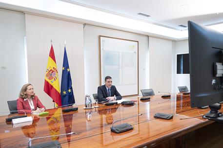 23/04/2020. Sánchez se reúne por videoconferencia con los agentes sociales. El presidente del Gobierno, Pedro Sánchez, y la vicepresidenta t...