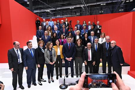 24/01/2020. Pedro Sánchez visita la Feria Internacional de Turismo (FITUR). El presidente del Gobierno, Pedro Sánchez; la vicepresidenta cua...