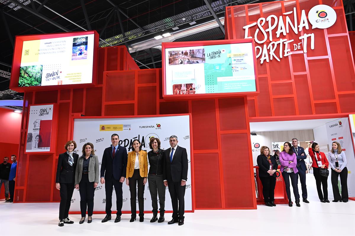 24/01/2020. Pedro Sánchez visita la Feria Internacional de Turismo (FITUR). El presidente del Gobierno, Pedro Sánchez; la vicepresidenta cua...