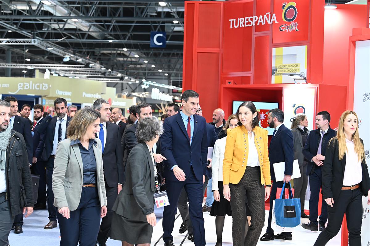 24/01/2020. Pedro Sánchez visita la Feria Internacional de Turismo (FITUR). El presidente del Gobierno, Pedro Sánchez, acompañado de la vice...