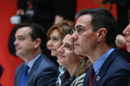 24/01/2020. Pedro Sánchez visita la Feria Internacional de Turismo (FITUR). El presidente del Gobierno, Pedro Sánchez, escucha una de las in...