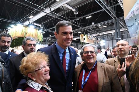 24/01/2020. Pedro Sánchez visita la Feria Internacional de Turismo (FITUR). El presidente del Gobierno, Pedro Sánchez, con dos de los visita...