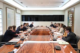 Pedro Sánchez, junto a varios miembros de su gabiente