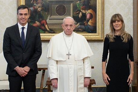 24/10/2020. El presidente del Gobierno se reúne con el Papa Francisco en el Vaticano. El presidente del Gobierno, Pedro Sánchez, y su esposa...