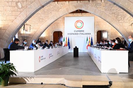 25/11/2020. Celebración de la XIX Cumbre hispano-italiana. Reunión plenaria de las delegaciones española e italiana, encabezadas por el pres...