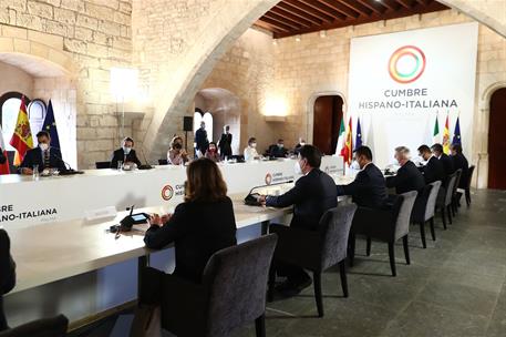 25/11/2020. Celebración de la XIX Cumbre hispano-italiana. Reunión plenaria de las delegaciones española e italiana, encabezadas por el pres...