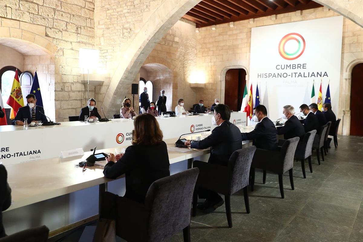 25/11/2020. Celebración de la XIX Cumbre hispano-italiana. Reunión plenaria de las delegaciones española e italiana, encabezadas por el pres...