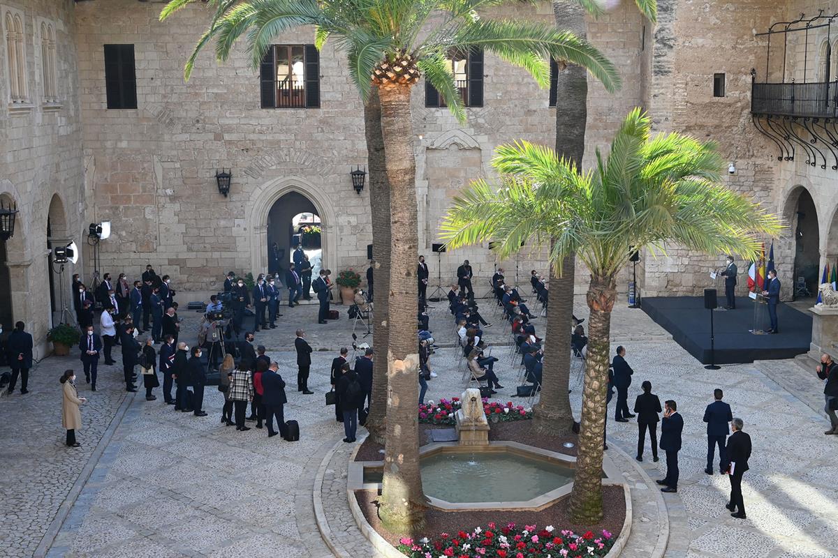 25/11/2020. Celebración de la XIX Cumbre hispano-italiana. El presidente del Gobierno, Pedro Sánchez, y el presidente del Consejo de Ministr...