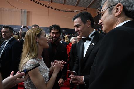 25/01/2020. Pedro Sánchez asiste a la 34 edición de los Premios Goya. El presidente del Gobierno, Pedro Sánchez, charla con María Esteve, hi...